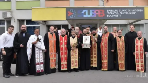 Hramul bisericii Mărcuța: Racla cu moaștele Sf. Pantelimon purtată în procesiune la spitalul ocrotit de sfânt