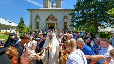 Patriarhul Daniel, îndemnuri practice din Evanghelie: Despre risipa alimentară, protejarea mediului, disciplina mulțimilor