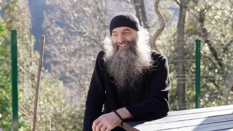 Părintele Pimen Vlad din Sf. Munte dăruiește unei parohii ilfovene moaștele Sfinților Gheorghe și Fotini