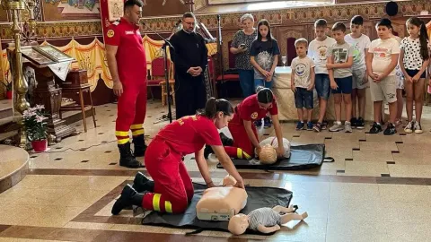 Salvatorii prahoveni au susținut un curs de prim ajutor într-o biserică din Urlați