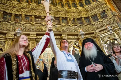 Să străjuiți această flacără! Torța ITO 2023, predată tinerilor din eparhia Bucureștilor, viitoarea gazdă ITO