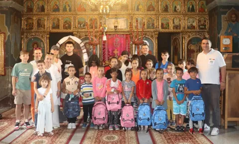 Peste 50 de elevi au primit ghiozdane cu rechizite de la voluntarii Paraclisului Catedralei Naţionale