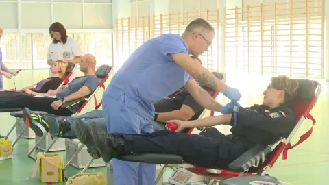 Capitală: Peste 100 de jandarmi au răspuns apelului Patriarhiei Române şi au donat sânge pentru victimele de la Crevedia