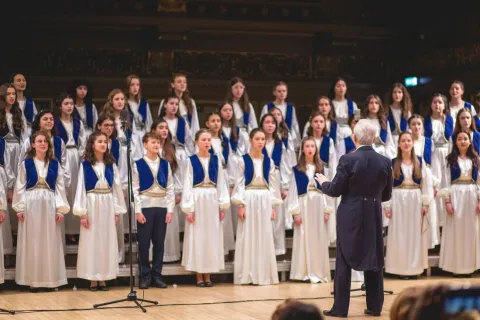 Corul Symbol-Jean Lupu a împlinit 33 de ani de activitate. Duminică poate fi ascultat la Paraclisul Spitalului Parhon