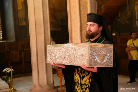 Veșmântul Sfintei Parascheva poate fi cinstit la Catedrala Patriarhală