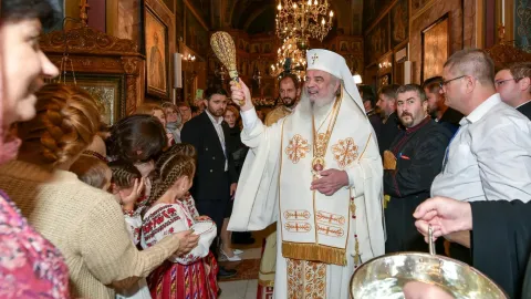 Catapeteasma unei biserici ilfovene a fost resfinţită de Patriarhul României
