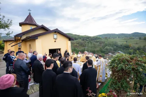 Bisericuță de pe un deal prahovean transformată radical: Arată o comunitate vie și lucrătoare, spune PS Varlaam Ploieșteanul