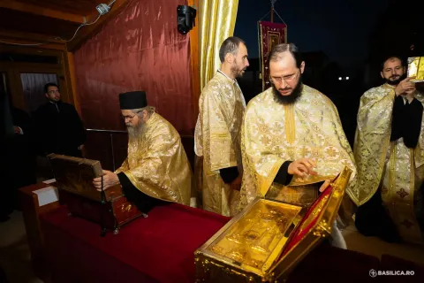 A început Sărbătoarea Sfântului Dimitrie cel Nou: Raclele cu cinstitele moaște au fost așezate spre închinare
