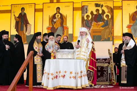La finalul procesiunii Calea Sfinților, Patriarhul Daniel s-a rugat lui Dumnezeu pentru pelerini și cei afectați de război