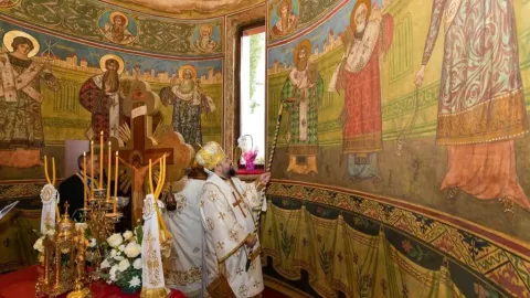 Pictura sacră, cunoaștere a lui Dumnezeu prin vederea icoanelor: PS Paisie Sinaitul a sfințit pictura unei biserici prahovene