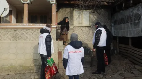 Voluntarii Catedralei Naționale au oferit daruri la 50 de familii vulnerabile din patru parohii prahovene