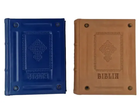 Biblia Bartolomeu Anania copertată în piele naturală, disponibilă la Tipografia Cărților Bisericești
