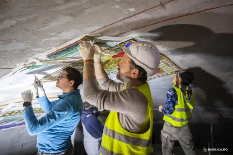 A început montarea icoanei Pantocrator în turla principală a Catedralei Naționale