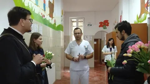 Studenții pro-viață din București le-au oferit flori și mărțișoare pacientelor de la Spitalul Obregia