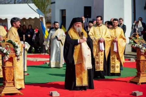 O comunitate ilfoveană își construiește biserică nouă: PS Timotei Prahoveanul a sfințit piatra de temelie