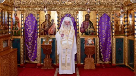 În Sfânta Cruce este tainic ascunsă puterea și slava Învierii, a explicat Patriarhul Daniel