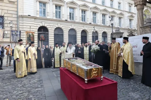 Pelerinaj cu moaștele Sf. Dimitrie cel Nou în Sectorul 3: Ne ajută să ne purtăm crucea, spune PS Timotei Prahoveanul