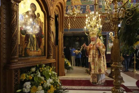 Sfinții, izvoare de tămăduire: PS Varlaam Ploieșteanul a sfințit o raclă pentru veșmântul Sf. Parascheva