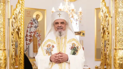 Patriarhul Daniel felicită obștea Mănăstirii Bisericani la sfințirea noii biserici