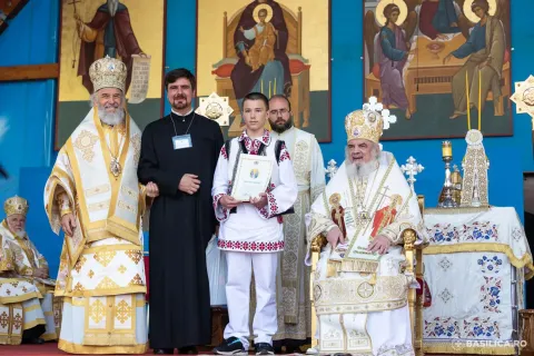 Patriarhul Daniel îl felicită pe Arhiepiscopul Casian, la trei decenii de la întronizare