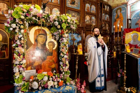 Un paroh și comunitatea lui, sub ocrotirea Maicii Domnului Prodromița: Procesiune cu icoana în jud. Prahova