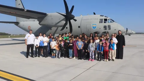 Voluntarii Paraclisului Catedralei Naționale au dus 60 de elevi din Prahova în excursie la Baza 90 Transport Aerian Otopeni