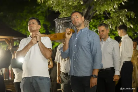 Pelerini pe Calea Victoriei: procesiune cu fragmente din Sfânta Cruce la o biserică din centrul Capitalei