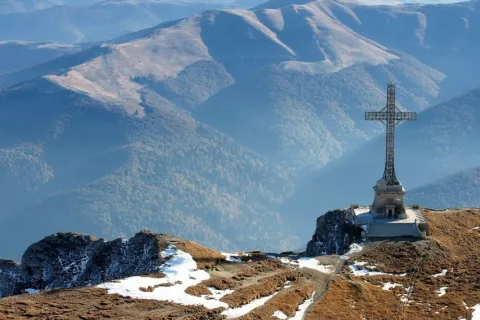 De Ziua Muntelui, cea mai înaltă cruce din lume amplasată pe un vârf montan aniversează 96 de ani de la sfințire