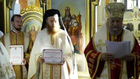 Starețul Mănăstirii Cernica, distins de Mitropolitul Ardealului cu „Crucea Șaguniană”