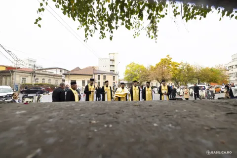 Slujbă de pomenire pentru victimele Colectiv: „Este o durere comună, a părinților, a familiilor, a Bisericii”
