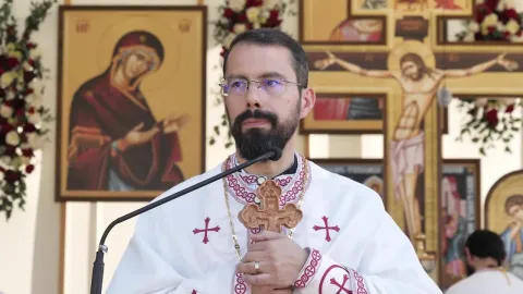 Poruncile lui Dumnezeu ne ajută să înțelegem ce este iubirea, spune Părintele George Jambore