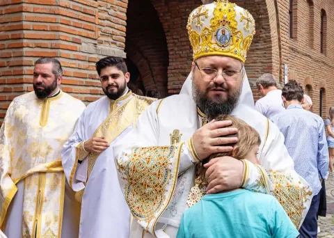 PS Paisie Sinaitul: Dacă îi iubim pe copii îi aducem de mici în casa lui Dumnezeu, nu îi lăsăm în faţa televizorului