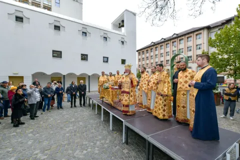 Binecuvântare de așezământ dedicat tinerilor: Împotriva lor se duce un război nemaiîntâlnit, spune PS Varlaam Ploieșteanul