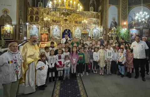 Copiii din două localități prahovene au primit daruri de Moș Nicolae de la voluntarii Paraclisului Catedralei Naționale