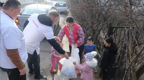Familiile cu mulți copii din șase localități prahovene au primit daruri de la Voluntarii Catedralei Naționale