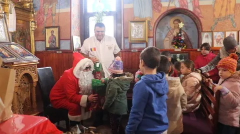 Voluntarii Catedralei Naționale au oferit daruri de Crăciun la 100 de copii dintr-o localitate prahoveană