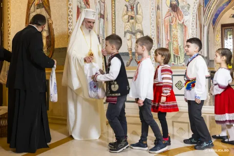 Părintele Patriarh le-a spus colindătorilor la ce se referă Florile dalbe de măr și cum a apărut Pomul de Crăciun