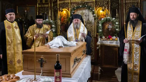 Moaștele Sf. Constantin Sârbu, deshumate: PS Timotei Prahoveanul a elogiat răbdarea sa de pateric