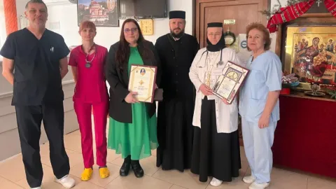 Directoarea și medicul centrului de îngrijiri paliative al Arhiepiscopiei Bucureștilor, distinse de Patriarhul Daniel