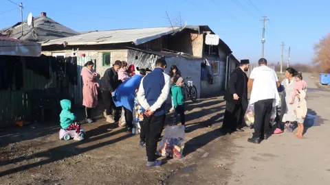 Voluntarii Paraclisului Catedralei Naționale au încheiat anul cu filantropie: Au oferit alimente pentru 36 familii din Prahova