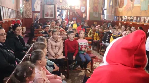 Crăciunul la sat: 1.100 de copii au primit daruri de la Voluntarii Paraclisului Catedralei Naționale