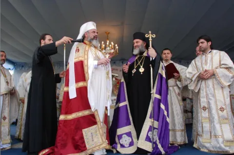Patriarhul Daniel îl felicită pe Arhiepiscopul Ioachim, la zece ani de la întronizare: Aprecieri pentru lucrarea bogată