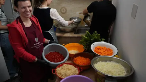 ASCOR București oferă o masă caldă pentru o sută de persoane. Cum te poți implica?