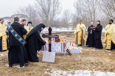 PS Varlaam Ploieșteanul a pus piatra de temelie la biserica Bazei 90 Transport Aerian. E o necesitate, spune comandantul