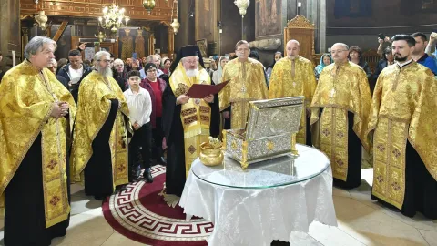 PS Varlaam Ploieșteanul a sfințit racla cu un veșmânt al Sf. Cuv. Parascheva, primit de cea mai veche biserică din Capitală