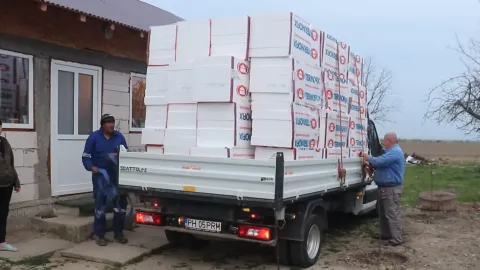 Voluntarii Catedralei Naționale izolează casa pe care au construit-o pentru o familie prahoveană