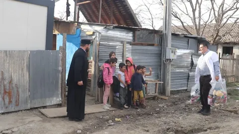 Voluntarii Paraclisului Catedralei Naționale au oferit pachete cu alimente mai multor familii din Prahova