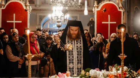 Prohodul Domnului la Mănăstirea Cernica, în imagini: Lumina este Însuși Hristos, spune Arhim. Vasile Pîrjol