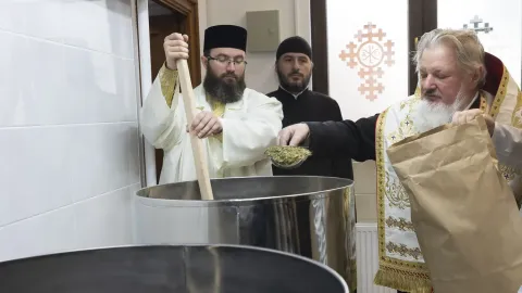 Continuă prepararea Sfântului și Marelui Mir: În a doua zi, plantele aromate sunt fierte în vin