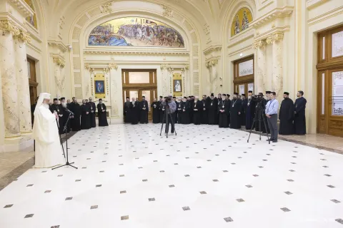 Patriarhul Daniel a acordat distincții celor care au susținut pregătirea și sfințirea Marelui Mir